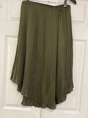 Vince pleated skirt, medium. Olive green. Lined with pockets. Scoop hem.